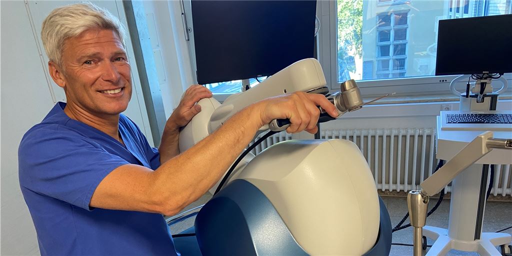 Setzt sich der Roboter durch? So liefen die ersten Operationen mit Mako CKU West präsentiert Roboter Mako