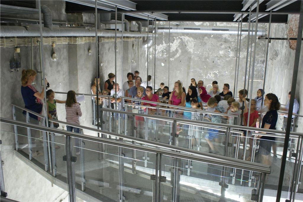 Baumängel Teil der Kunst: Die komplizierte Lage im Lichtkunstzentrum Das erste Werk auf dem Rundgang durchs Lichtkunstzentrum ist Joseph Kosuths „Die Signatur des Wortes“. Ein Zickzack-Gang führt die Besucher über ein Zitat Heinrich Heines hinweg, das mit Leuchtstoffröhren auf den Boden „geschrieben“ ist. Für einen Rollstuhlfahrer dürften schon diese Spitzkehren mindestens lästig sein.