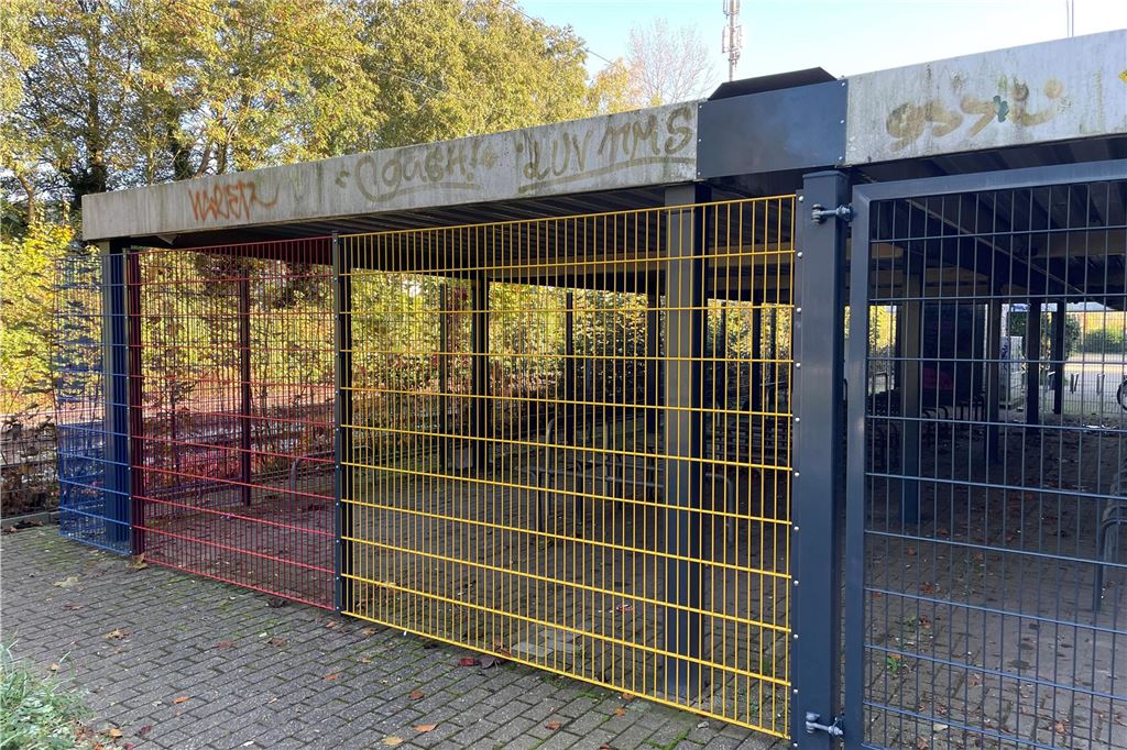 Stadt sucht neuen Standort für Fahrradständer Die Fahrradabstellanlage am Bahnhof in Königsborn in Unna ist mit einem Zaun umgeben worden.