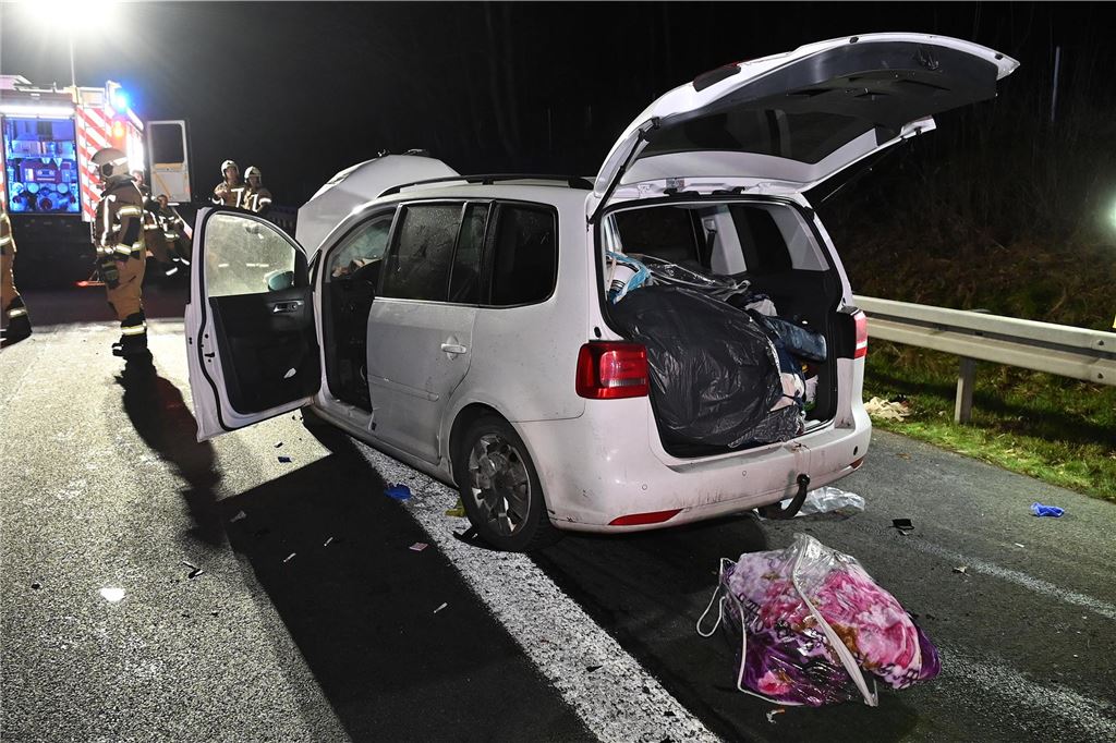 Familie verunglückt auf der Autobahn 43: Sechs Schwerverletzte Unfallfahrzeug auf dem Randstreifen der Autobahn