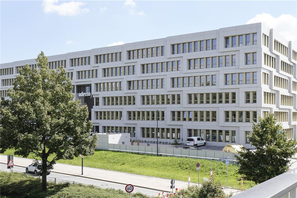 Was tun namhafte Arbeitgeber in Dortmund für junge Familien? Das Firmengebäude von Adesso an der B1.