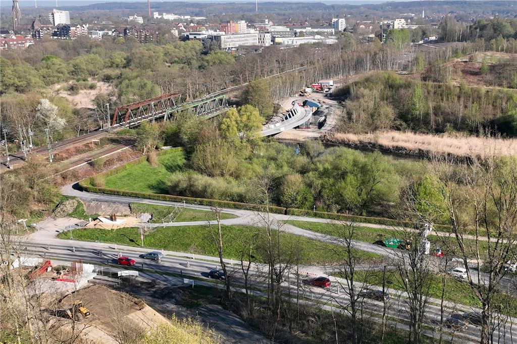 Mehrkosten für IGA-Brücken: Auswirkungen auf das Vergaberecht Das Foto zeigt die Brücken-Baustelle an der Kamener Straße im Vordergrund und die IGA-Lippebrücke im Hintergrund in Lünen.