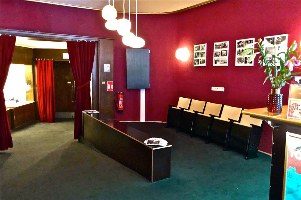 Lampen aus London, neue Leinwand: Das Roxy-Kino ist zurück in der Nordstadt Das Foyer ist nun heller und beitet mehr Platz. Zudem gibt es wie die Lampen auch neue Gestaltungselemente. Im Durchgang sieht man die alte Garderobe, die nun Gastro-Bereich ist.