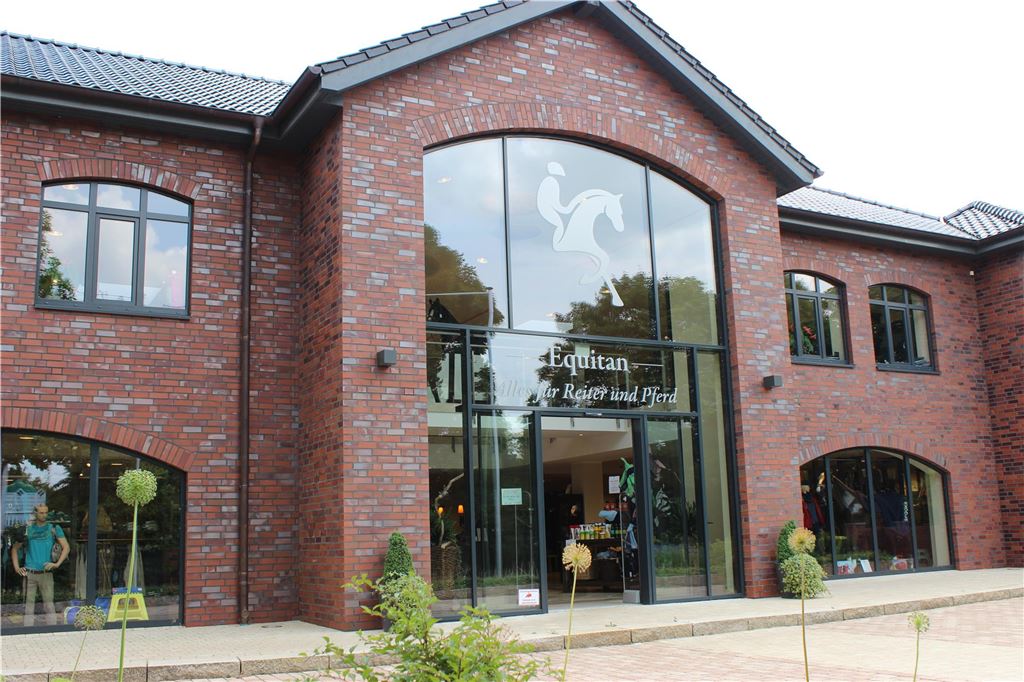 Günstiger als die „Villa Wiese“: So ersteigert man eine Immobilie Das frühere „Equitan“-Gebäude aus dem Eigentum von Thomas Wiese ist schon einmal zur Versteigerung aufgerufen worden. Weil dabei allerdings niemand ein Gebot abgegeben hat, ist der nächste Termin am 5. Juli im rechtlichen Sinne immer noch ein „erster Termin“. Die Wertgrenzen sind noch gültig.