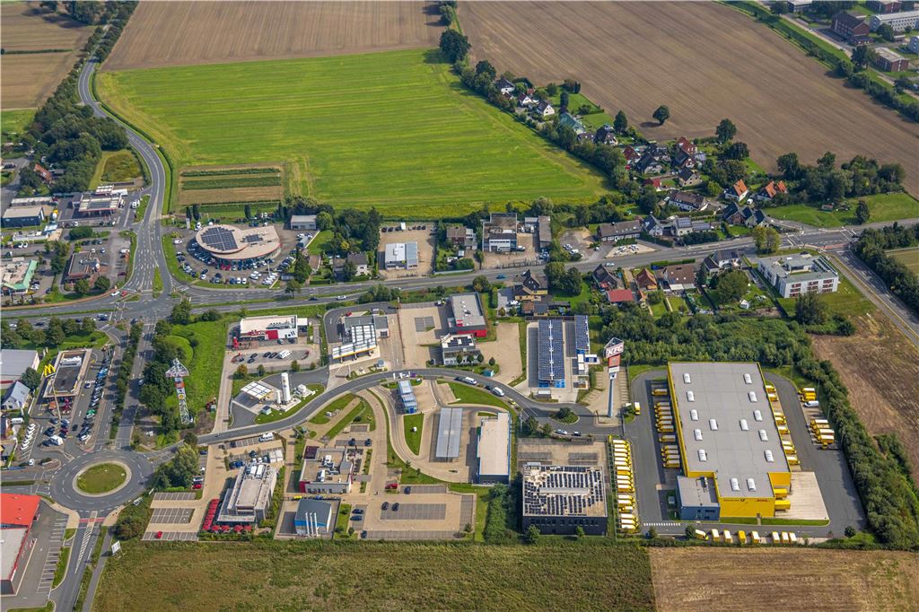 Das Gewerbegebiet Kamen Karree liegt nahe dem Kamener Kreuz und hat neben verschiedenen Schnellrestaurants auch Tankstellen und einen Ikea.