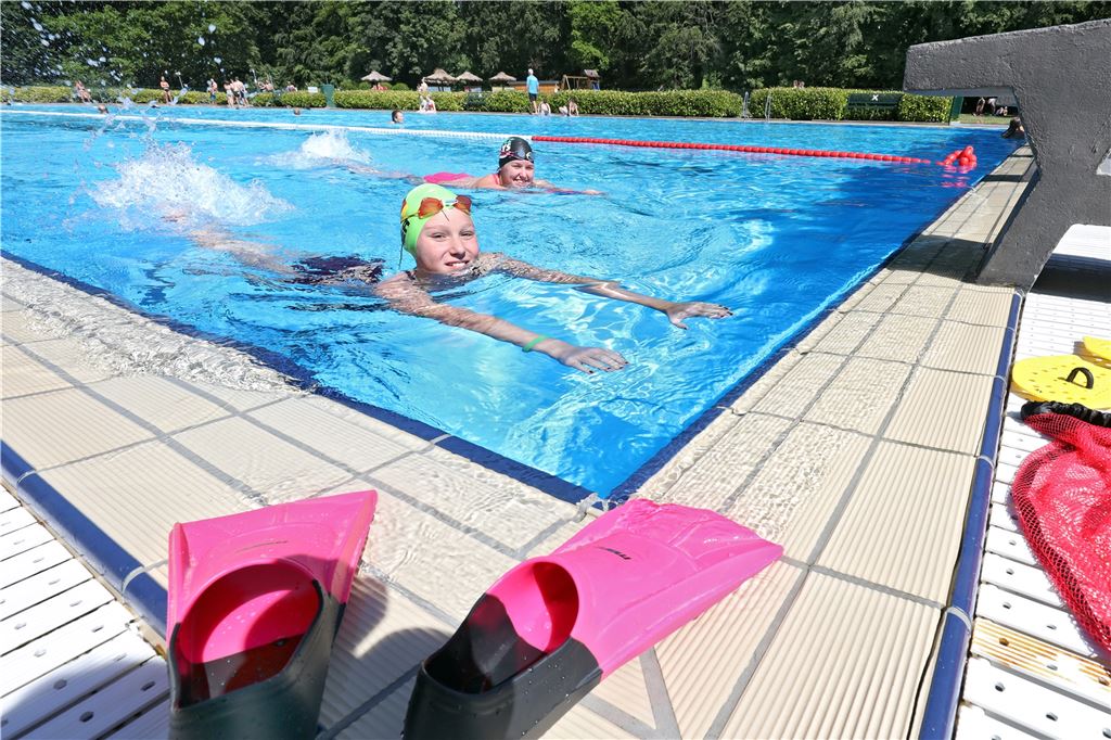 Freibad Dellwig plant große Umbauten für 2021 Das Hauptbecken soll komplett sandgestrahlt und saniert werden – inklusive Arbeiten an den weißen Überlaufgittern, die auf dem Bild zu sehen sind.