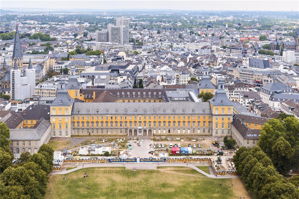 Kubitscheks Schüler: Wie Matthias Helferich zum „freundlichen Gesicht des NS“ wurde Das Hauptgebäude der Rheinischen Friedrich-Wilhelms-Universität Bonn: Matthias Helferich zog für sein Jura-Studium in die alte Bundeshauptstadt und kam wenige Hundert Meter Luftlinie entfernt bei der Burschenschaft Frankonia unter.