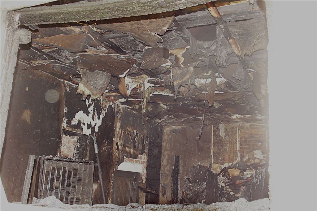 Feuer in unbewohntem Haus in Unna: 70 Einsatzkräfte im Einsatz Das Haus an der Vaersthausener Straße war offenbar unbewohnt, stand trotzdem relativ voll. Viel kann man mit dem Inventar aber offensichtlich nicht mehr anfangen.