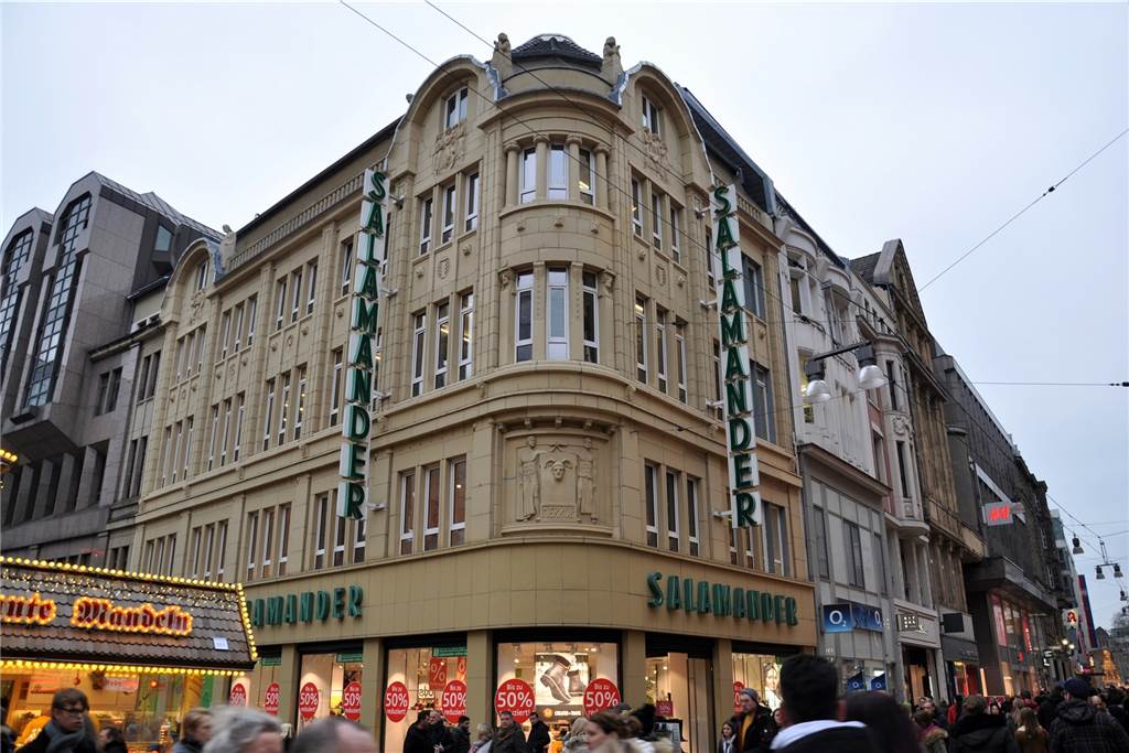 Die verborgene Welt über den Geschäften des Westenhellwegs Das Haus mit der Adresse Westenhellweg 23 ist eines der schönsten Gebäude an Dortmunds Einkaufsstraße. Im obersten Stock unterhält Salamander eine Betriebswohnung.