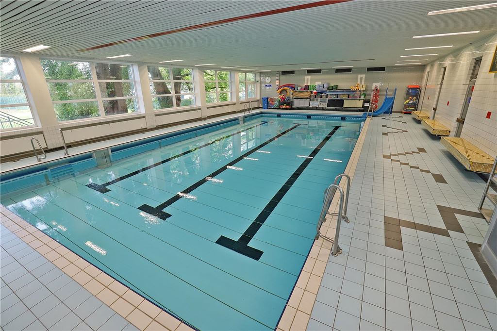 Vier Szenarien für einen Bäderneubau in Massen Im kleinen Lehrschwimmbecken an der Massener Realschule liegt das Becken mit unbewegter Wasseroberfläche, weil zum Zeitpunkt der Aufnahme niemand im Bad war.