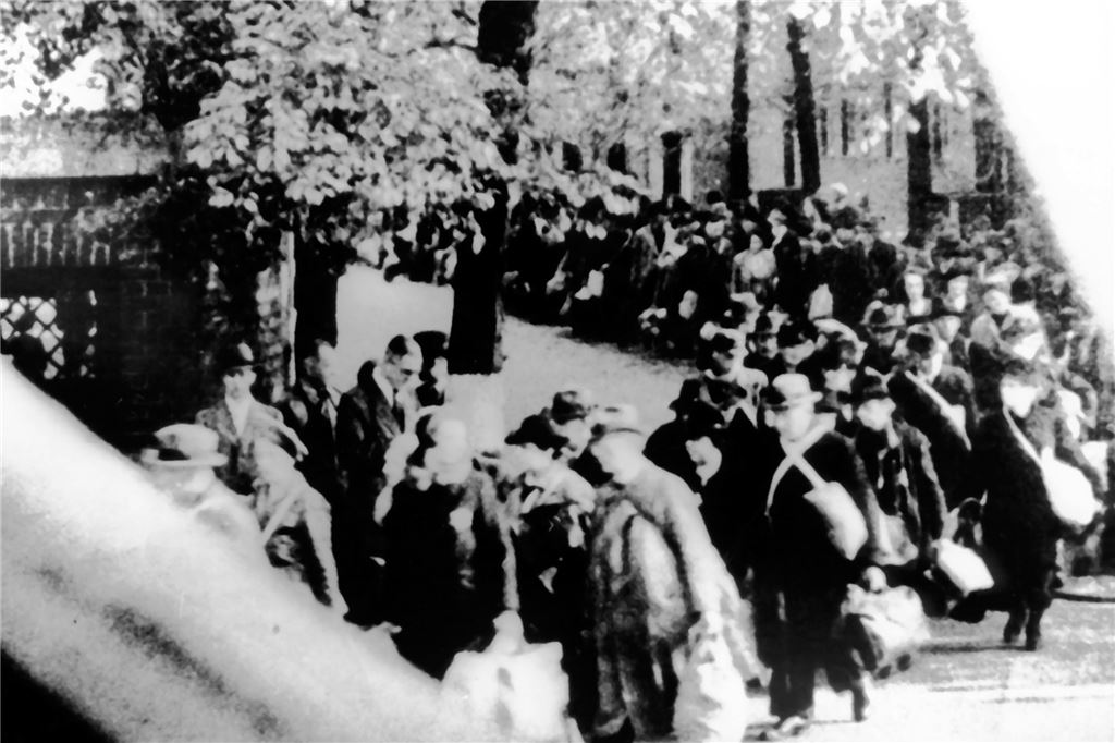 Charlotte Temming fand in Hengsen Schutz vor den Nazis Das historische Foto zeigt den Marsch jüdischer Familien durch Dortmund von der Sammelstelle „Zur Börse“ an der Steinstraße zum Südbahhnhof im Juli 1942. Auch Charlotte Temming bekam im Jahr darauf den „Deportationsbefehl“. Sie tauchte unter und überlebte das NS-Regime.