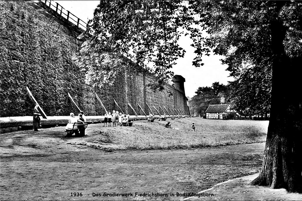 Gradierwerk-Projekt im Kurpark geht nach Jahren weiter Schwarz-weiß Aufnahme aus dem Jahr 1936 vom alten Gradierwerk in Friedrichsborn in Unna-Königsborn. 1941 wurde das Gradierwerk aus wirtschaftlichen Gründen aufgegeben.