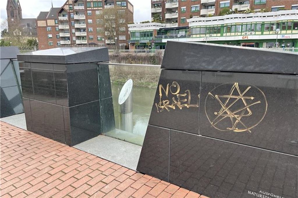 Mehr rechtsextreme Straftaten in Lünen Das Holocaust-Denkmal in Lünen wurde vor wenigen Tagen mit einem Judenstern und den Worten "No Israel" in gelber Farbe beschmiert.