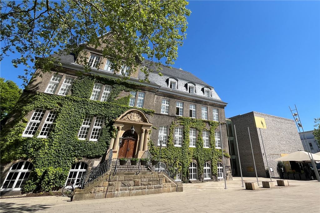 Risse im Rathaus bleiben ein Beobachtungsfall Das Holzwickeder Rat- und Bürgerhaus findet sich in der Ortsmitte und besteht aus einem historischen mehr als 100 Jahre alten Bau und einem ab 2019 hinzugefügten Anbau.