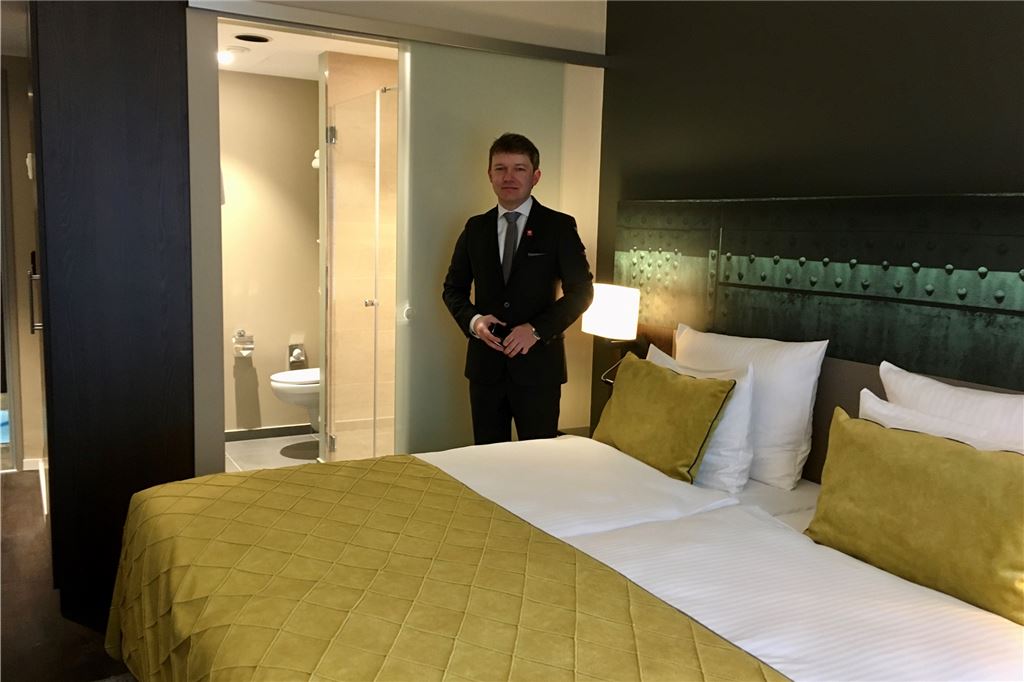 In dem Hotel einer Dortmunder Familie erzählt jedes Zimmer eine Geschichte Das Hotel Leonardo am Burgwall eröffnet am 20. April. Hoteldirektor Kevin Kaspar zeigt ein Musterzimmer.