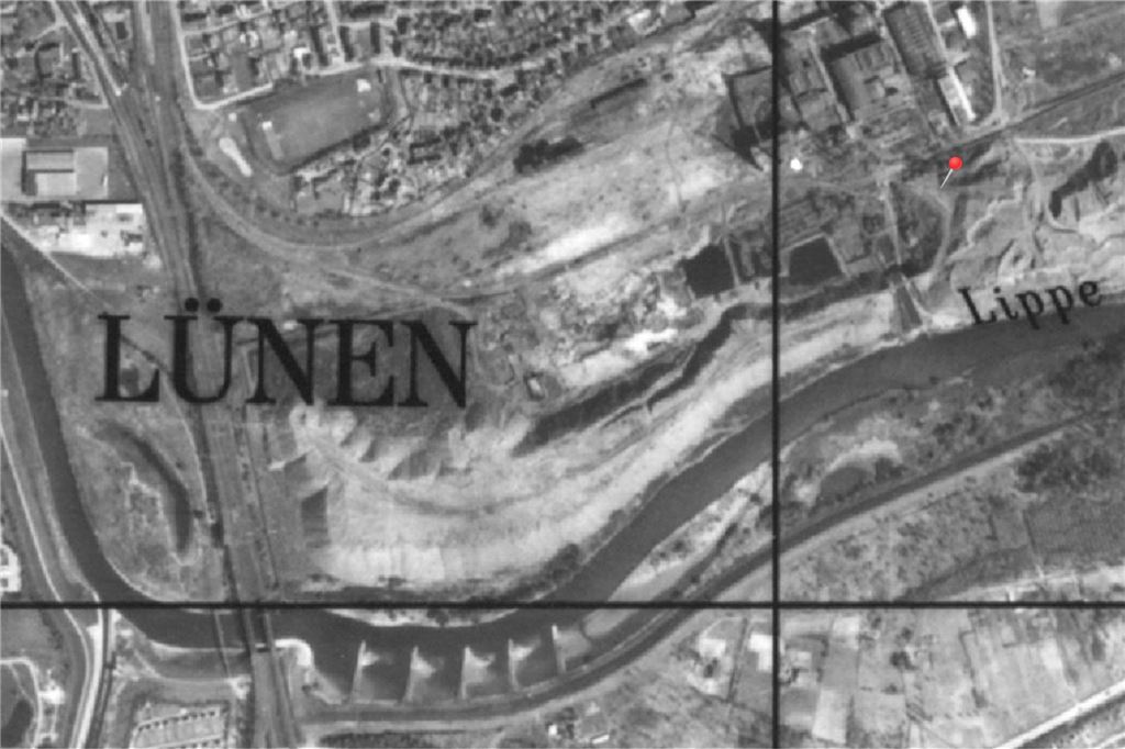 Das ist die erste Etappe auf der Zeitreise, in der der Industriestandort von Niedergang geprägt ist. Die Aufnahme datiert zwischen 1963 und 1980, vermutlich bereits nach der Stilllegung 1964. Die Kohlekrise hatte bereits 1957/58 begonnen. Amerikanische Import-Kohle war billiger als die heimische Kohle geworden. Und zunehmend verdrängte Öl den sonst weit verbreiteten Heizstoff Kohle. Auch ein großer Protestmarsch Ende 1959 konnte das Ende der Bergbauära auf der Fläche nördlich der Lippe nicht auf