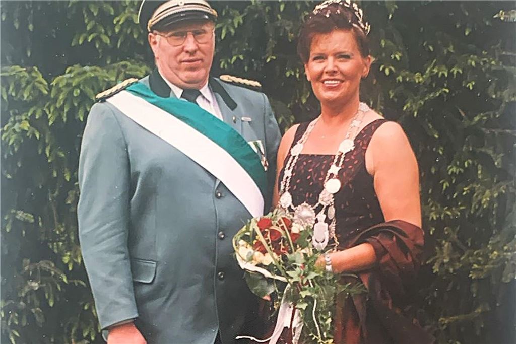 Das Jahr 2000 bildet eine Zäsur - nicht nur wegen der Jahrtausendwende und dem Beschluss, fortan das Jahr 1925 als Gründungsjahr des Vereins anzunehmen. Erstmals ist es 2000 eine Frau, die in Werne den Vorgel abschießt und sich damit selbst auf den Thron setzt: Petra Wöstenfeldt wird Königin beim Langerner Jubiläumsschützenfest und wählt Heinz Demuth zum Mitregenten. 