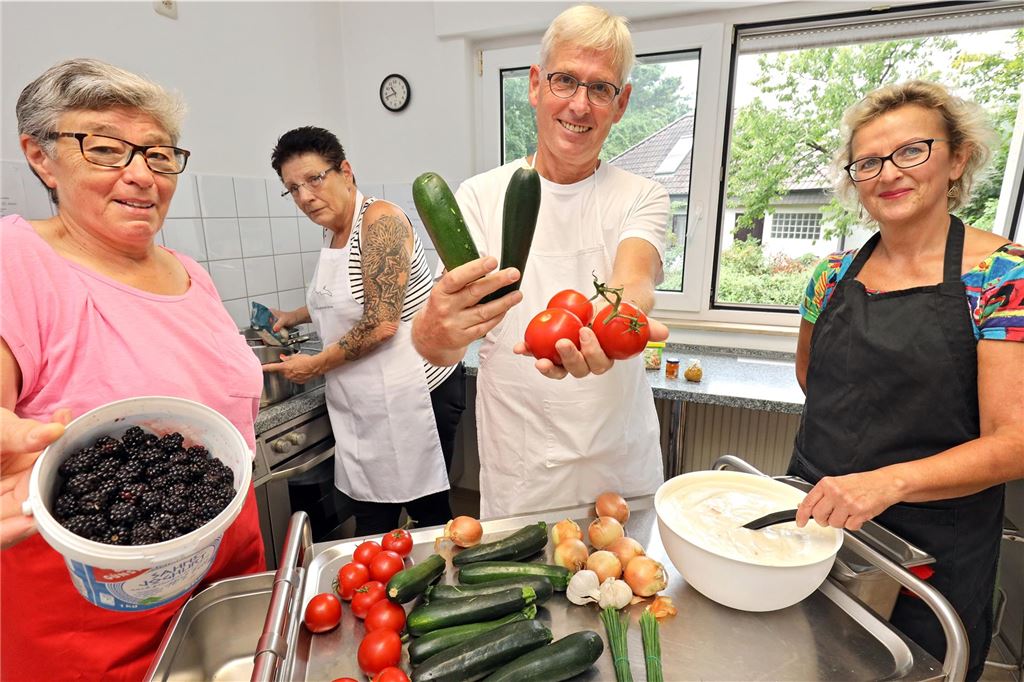 „Rettet das Jona-Haus“: Online-Petition soll Verkauf verhindern Renate Raab, Doris Baumann, Enno Detert und Hedy Beyer bei der Kochaktion "Himmel und Erde" im Jona-Haus in Unna.