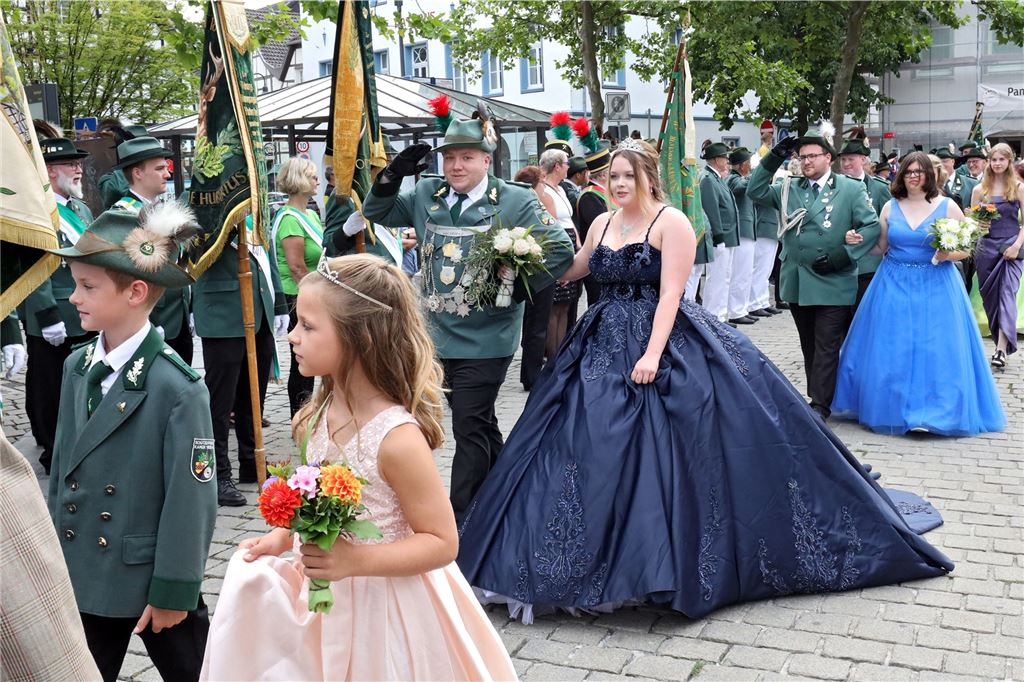 Bernhard Brink, Burning Heart und König Fußball rocken Schützenheide Das Kamener Kinderschützenpaar sowie das neue Königspaar führten die Parade an.
