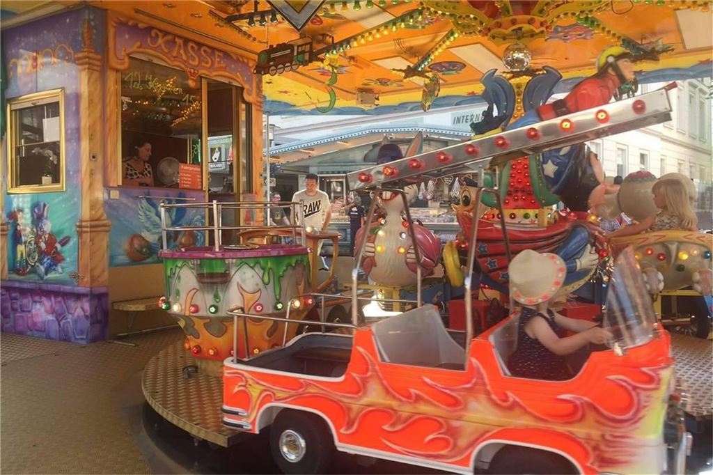 Katharinenkirmes: Diese großen Fahrgeschäfte sind mit dabei Ein Kinderkarussell mit bunten Fahrzeugen steht auf dem Unnaer Rathausplatz