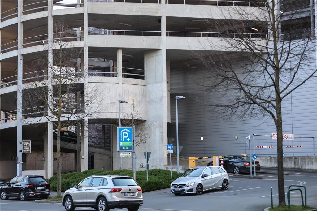 Parkplatznot: Klinikum will Anwohnern jetzt eine Alternative bieten Das Klinikum will einen Teil seiner Stellplätze im Pakrhaus an der Hohe Straße zu bestimmten Tageszeiten fürs Anwohnerparken öffnen.