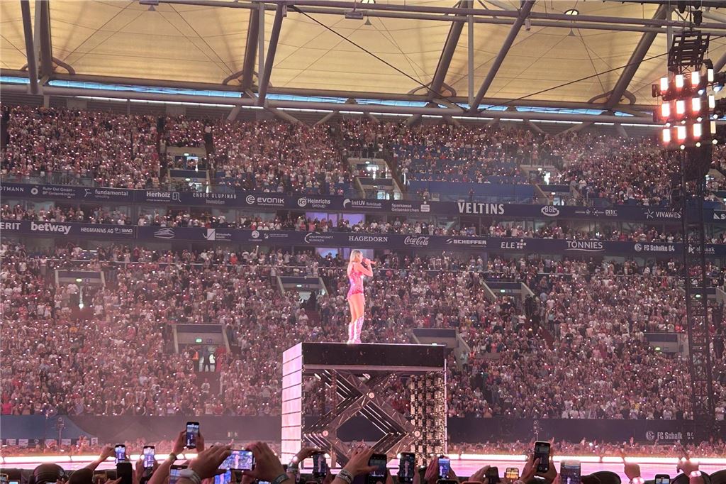Liveblog vor Taylor-Swift-Konzert in Gelsenkirchen: Fans stehen schon für beste Plätze an Das Konzert mit Taylor Swift in Gelsenkirchen hat begonnen.