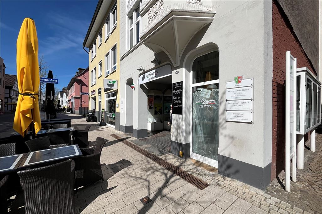Rat einer Gastro-Legende: Renzo Profeta eröffnet „La Focaccia“ Das "La Focaccia" an der Massener Straße hat auch einige Sitzplätze mit Sonnenschirm in der Fußgängerzone und der kleinen Passage.