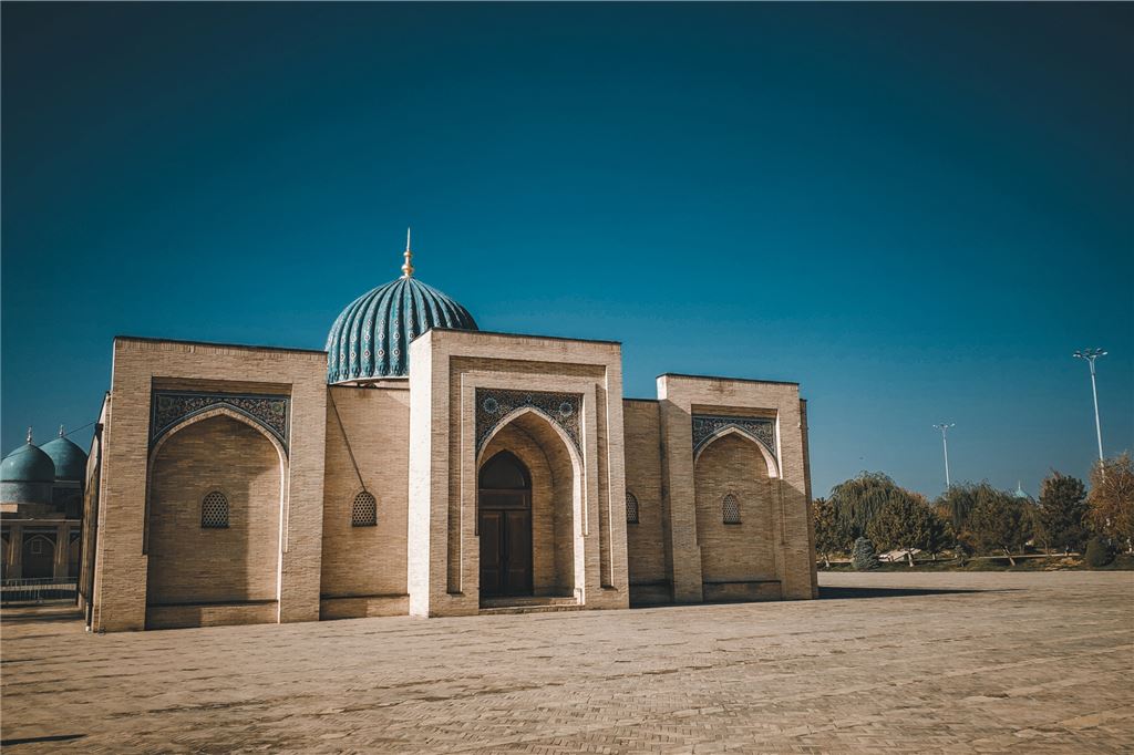 Geheimtipps von Reise-Experten: Spontan-Urlaub über die Weihnachtstage Ein Tempel in Usbekistan mit blauer Kuppel, die fast schon mit dem blauen Himmel verschmilzt. Es ist bekannt als Land der blauen Kuppeln.