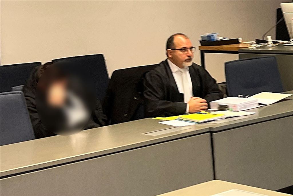 Gericht legt neue Verhandlungstermine gegen Marko Mecke fest Das Landgericht Dortmund hielt dem Mecke-Mitarbeiter (l., mit seinem Verteidiger) zugute, dass der Firmenchef starken Druck auf ihn ausgeübt habe.