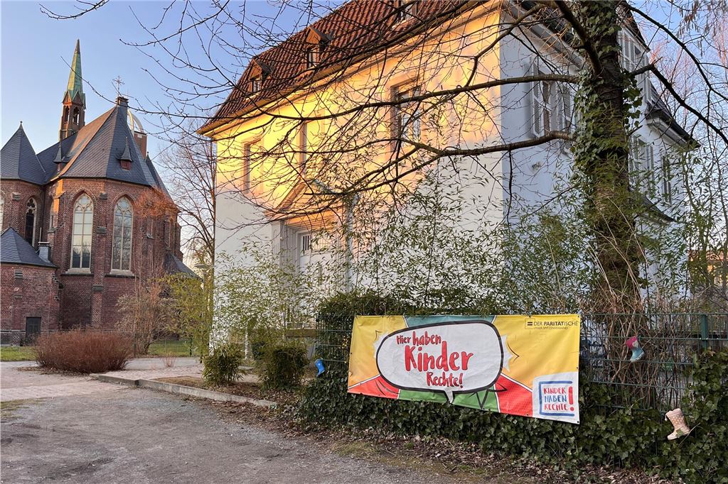 „Uns fehlen Kinder“: Kita-Standort in Unna wird geschlossen Der Standort Gabelsbergerstraße der Kita Königsborn und links daneben die Herz-Jesu-Kirche