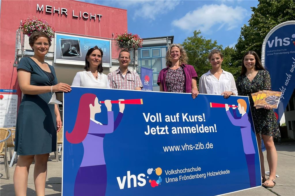 Mit der VHS Unna ins Weltall oder ins Weiße Haus Das Leitungsteam der VHS freut sich auf möglichst viele Besucher am Tag der offenen Tür.
