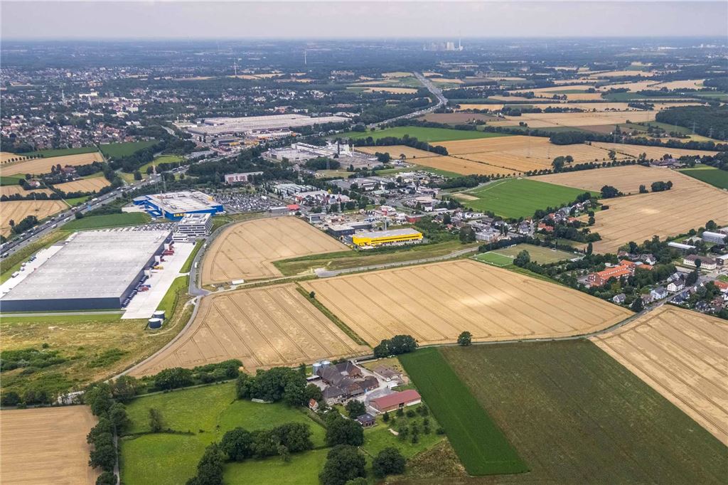 Polnisches Unternehmen plant Neubau im Gewerbegebiet Unna/Kamen Das Luftbild des Gewerbegebiets zeigt auf der linken Seite den Neubau von Woolworth-Zentrale und Logistikzentrum und den Ikea-Standort in Kamen und rechts unter anderem die Deutsche Post. Dazwischen liegt das Areal "An der Stadtgrenze" auf Unnaer Stadtgebiet.