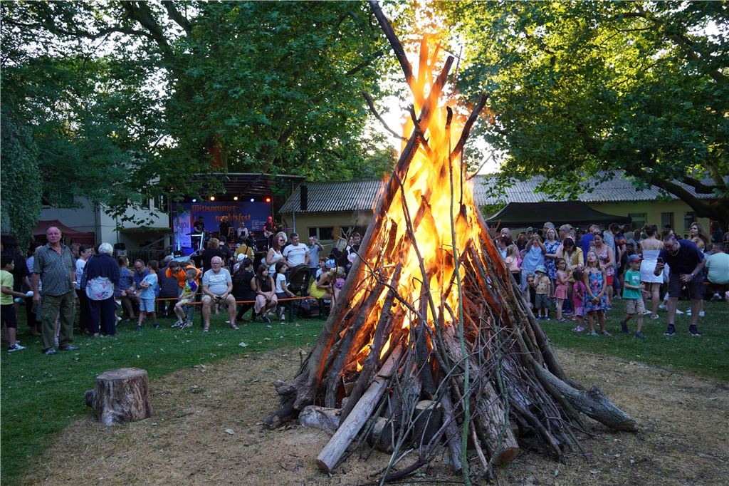 Feuer und Flamme zur Sonnenwende: Mittsommernachtsfest im Kurpark Das Mittsommernachtsfeuer begeisterte auch 2023 die Besucher des Fests im Kurpark.