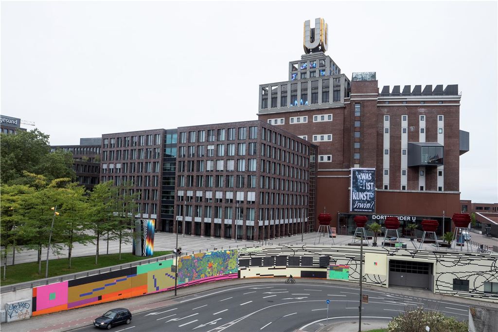 Geordnete Pixel und bunte Farbexplosion: Neue Streetart am U Das Mural von Sainer erstreckt sich viele Meter über die Wand.