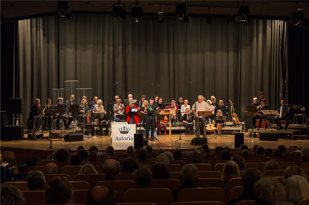 Unorthodox, unangepasst: So lief die Premiere von „Jung und Wild“ Das Musical „Jung und Wild“ des Kamener Chorleiters und Komponisten Reinhard Fehling feierte am Sonntag seine Premiere in der Konzertaula.