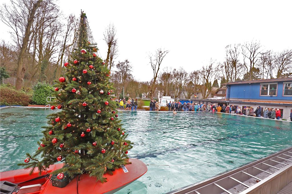 Das Neujahrsschwimmen im Freibad Bornekamp fand zum ersten Mal statt.