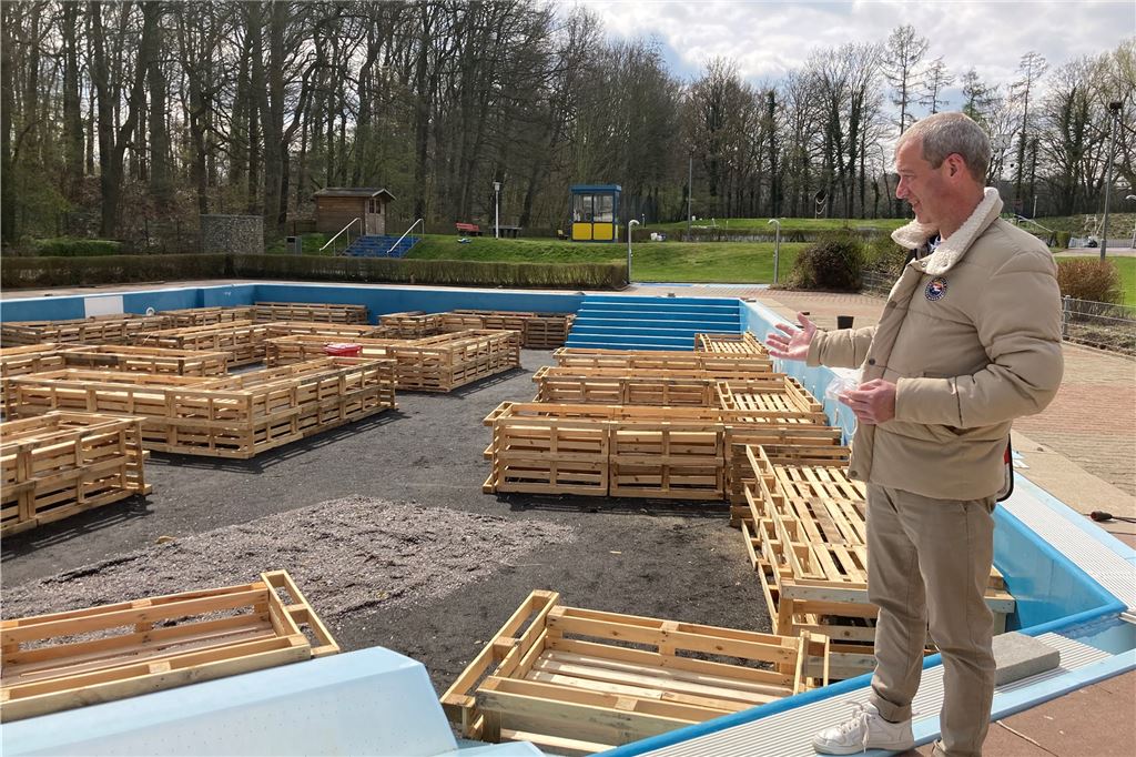 Trotz Starterlaubnis: Freibad Schöne Flöte bleibt vorerst geschlossen Das Nichtschwimmerbecken fällt eine weitere Saison aus. Stefan Petersmann und sein Team arbeiteten im April darum daran, das Becken in eine grüne Oase zu verwandeln.