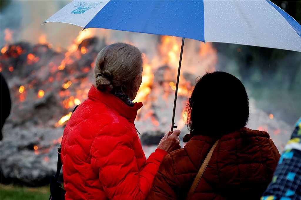 Osterfeuer Kamen Bergkamen Ostern 2025 Feuer Brauchturm Kirche Soziales Nachbarschaft