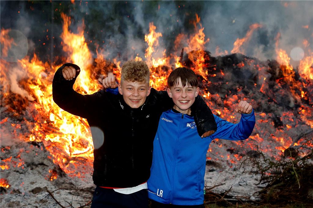 Osterfeuer Kamen Bergkamen Ostern 2025 Feuer Brauchturm Kirche Soziales Nachbarschaft