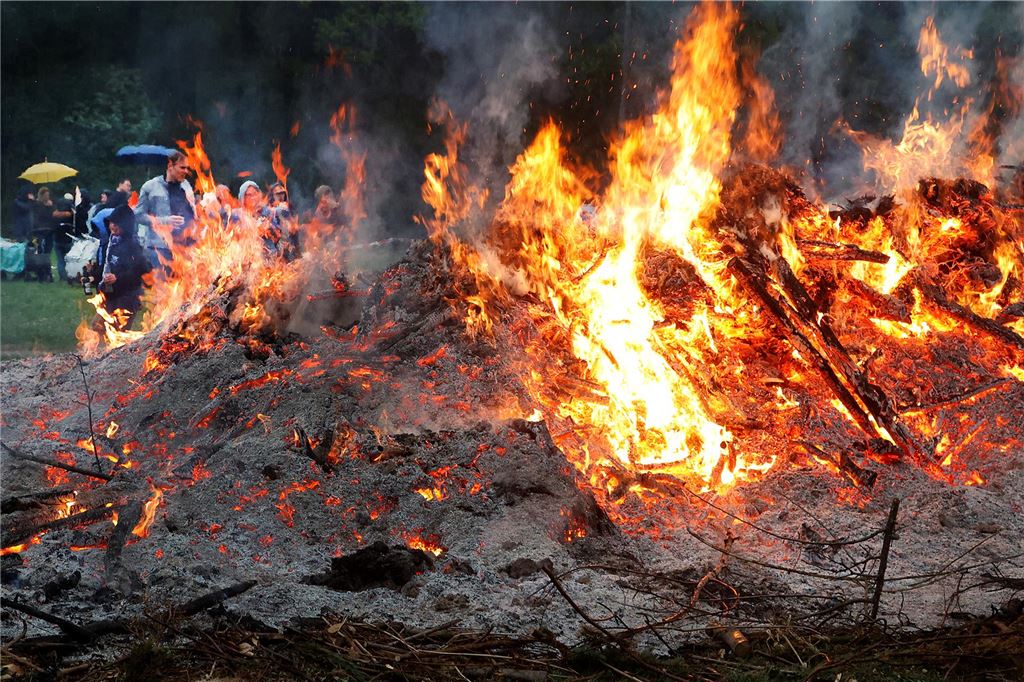 Osterfeuer Kamen Bergkamen Ostern 2025 Feuer Brauchturm Kirche Soziales Nachbarschaft