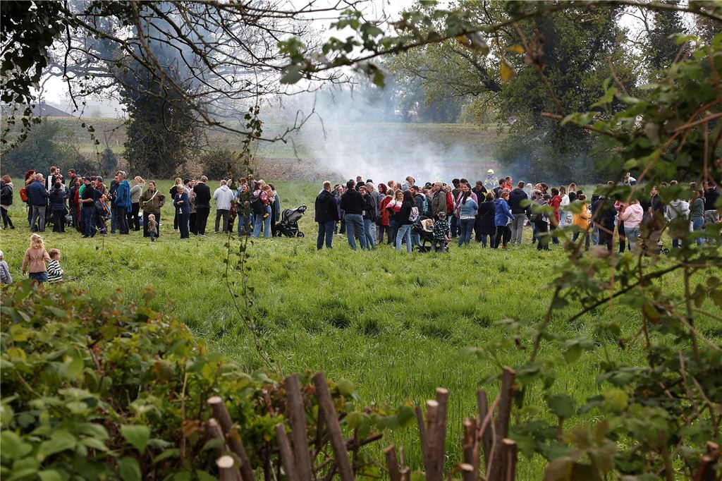 Osterfeuer Kamen Bergkamen Ostern 2025 Feuer Brauchturm Kirche Soziales Nachbarschaft