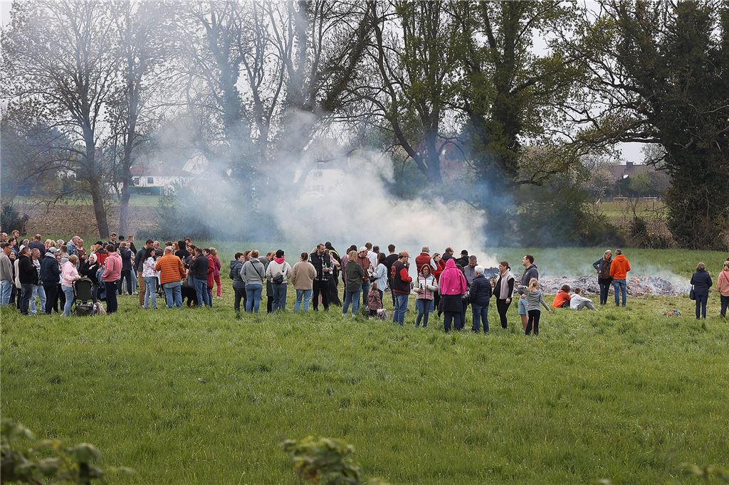 Osterfeuer Kamen Bergkamen Ostern 2025 Feuer Brauchturm Kirche Soziales Nachbarschaft