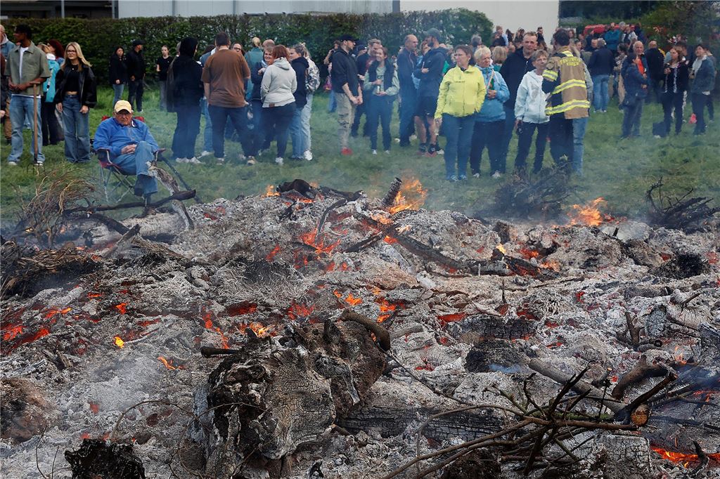 Osterfeuer Kamen Bergkamen Ostern 2025 Feuer Brauchturm Kirche Soziales Nachbarschaft