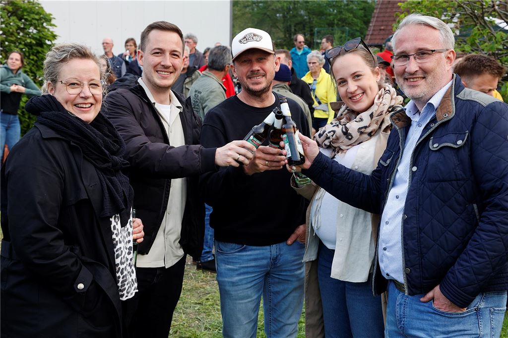 Osterfeuer Kamen Bergkamen Ostern 2025 Feuer Brauchturm Kirche Soziales Nachbarschaft