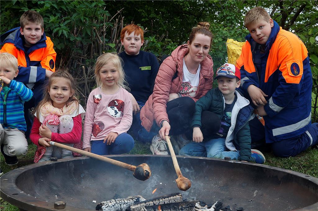 Osterfeuer Kamen Bergkamen Ostern 2025 Feuer Brauchturm Kirche Soziales Nachbarschaft