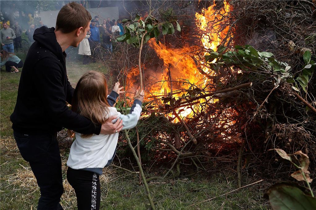 Osterfeuer Kamen Bergkamen Ostern 2025 Feuer Brauchturm Kirche Soziales Nachbarschaft