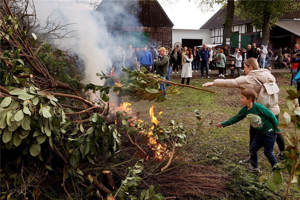 Osterfeuer Kamen Bergkamen Ostern 2025 Feuer Brauchturm Kirche Soziales Nachbarschaft