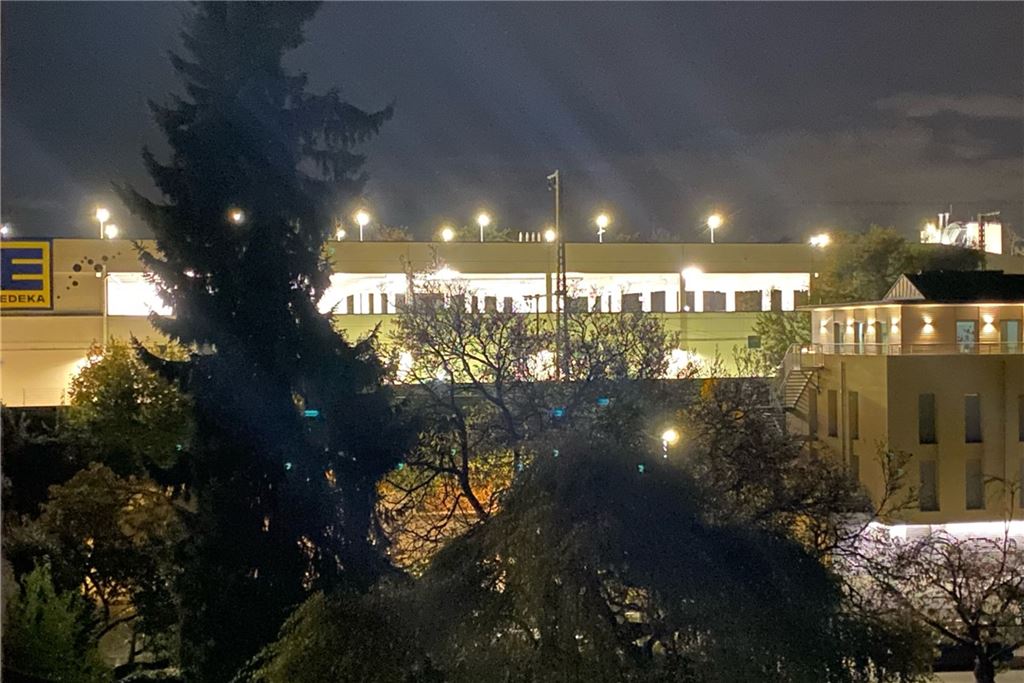 Verschwendung und zu hell: Anwohner klagen über Parkhaus-Beleuchtung Das Parkhaus der Mühle Bremme von der Friedrich-Ebert-Straße aus gesehen: Mehrere Anwohner stören sich am hellen Licht.