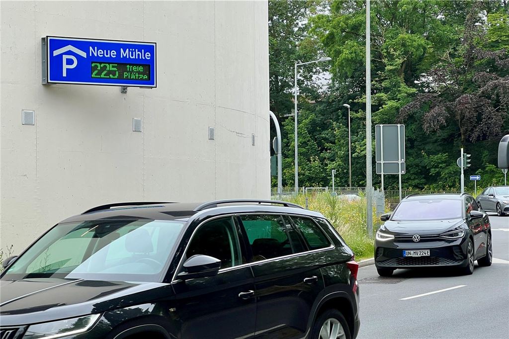 Digitales Parkleitsystem: Günstigere Variante geplant Das Parkhaus Neue Mühle hat bereits eine digitale Anzeigetafel. Sie zeigt, wie viele Plätze aktuell frei sind in dem zweigeschossigen Parkplatzgebäude.
