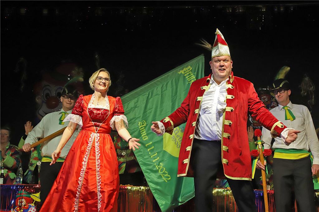 Das Prinzenpaar Matthias und Tanja Römer bei der Tanzeinlage zur Eröffnung. Sie stehen auf der Bühne.